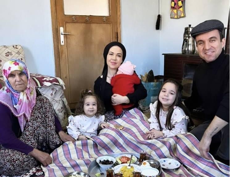 <p><strong>Mecburi görevini Şanlıurfa Siverek Devlet Hastanesi'nde yapan Öz, o dönem hastalarını sevk etmek yerine şartları zorlayarak yapılması zor olan pek çok ameliyatı başarı ile gerçekleştirdi.</strong></p>
<p> </p>