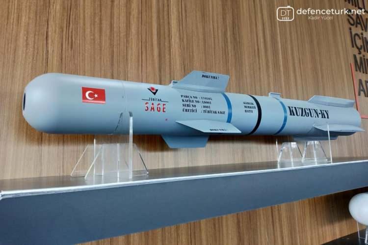 <p><strong>KUZGUN-KY</strong></p>

<p> </p>

<p>75 kg ağırlık ve 10 kg harp başlığıyla KUZGUN-KY, ailenin en hafif üyesi olarak karşımıza çıkıyor. Başlarda kara ve deniz platformları ağırlıklı olarak lanse edilen KUZGUN-KY’nin SİHA’lara da entegre edileceği görülüyor.</p>

<p> </p>

<p>40+ km menzile ulaşabilen KUZGUN KY, kara ve deniz araçlarından irtifa ve hız farkından dolayı bir miktar daha düşük bir menzile sahip olacaktır.</p>
