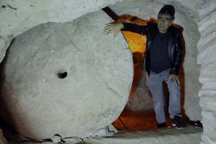 <p>Prof. Dr. Özsoy, "Burada tüneller ile geçiş yapılabilen birbirinden bağımsız en az 2 katman görünüyor. Mülkiyet sebebiyle bazı yerler kapatılmış durumda. Kapatılmamış yerler için konuşacak olursak, yer altı şehrinin en az 150-200 metre uzunluğu var. Bölgedeki yer altı şehirlerinin tarihi kadar eski durumda. En az 2 bin yıllık diyebiliriz. Zaman içinde yaşayanların burayı terk etmesi ile daha sonraki kişiler tarafından ahır, samanlık ve depo olarak kullanılmış." dedi. </p>
