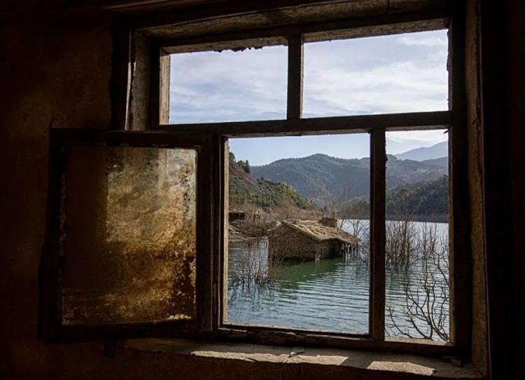 <p>Yıllardır su altında kalan taş evler, yaz döneminde barajdaki su seviyesi azalınca tekrar gün yüzüne çıkıyor. Köylülerin geride bıraktığı eski evler, gün yüzüne çıkınca sonbahar renkleriyle seyirlik görüntü oluşturuyor.</p>