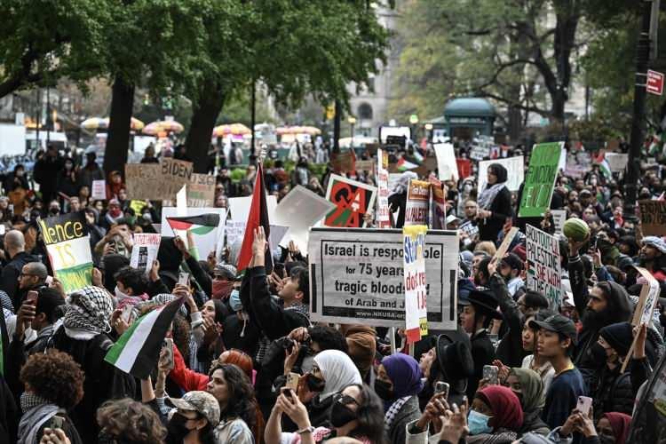 <p>Binlerce vatandaş farklı noktalarda İsrail'i protesto ederek Filistin'e destek yürüyüşü gerçekleştiriyor.</p>