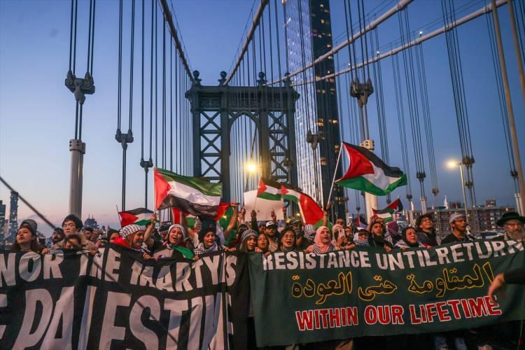 <p>New York sokaklarında ellerinde pankart ve Filistin bayrakları taşıyarak Manhattan Köprüsü üzerinden Brooklyn'e yürüdü.</p>