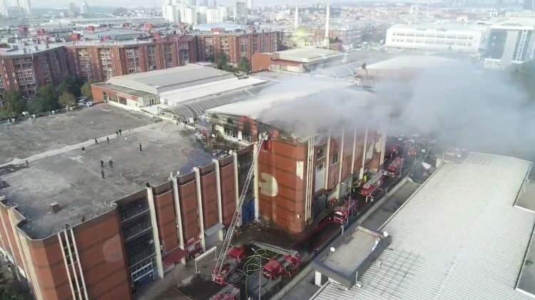 <p>İstanbul İkitelli'deki Aykosan Sanayi Sitesi'ndeki 4 katlı iş merkezinin en üst katındaki bir ayakkabı imalathanesinde bilinmeyen nedenle yangın çıktı. </p>
