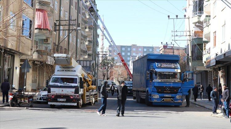 <p>Sözcü'nün haberine göre, depremin yarattığı yıkıcı etkiler devam ederken, sağlam bina ve sağlam bölgede yaşama isteği İstanbul ve Ankara'daki göç hareketliliğini artırdı.</p>