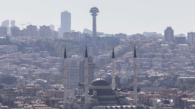 <p>Rapora göre Ankara'nın Çankaya ilçesi yüzde 24.24 ile en çok taşınan, yüzde 25.25 ile en hareketli, yüzde 22.36 ile en çok tercih edilen ilçe oldu. En çok taşınan ilçeler kategorisinde ilçeyi yüzde 16.08 ile Etimesgut, yüzde 14.45 Yenimahalle, yüzde 10.72 ile Mamak, yüzde 10.26 ile Keçiören izledi.</p>