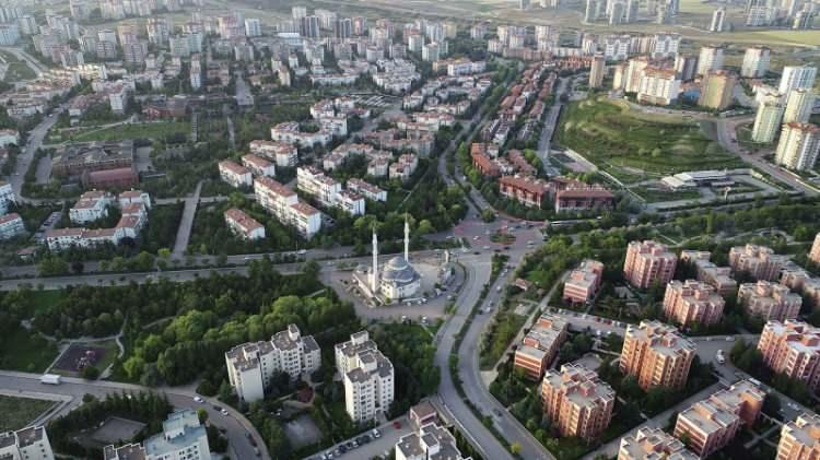 <p>REIDIN Veri Araştırma Yöneticisi Burcu Köksal, “Rapor, İstanbul ve Ankara'da taşınma hareketliliğinin hızlanarak devam ettiğini ortaya koyuyor. İstanbul'da Küçükçekmece ve Ümraniye en çok taşınan ilçeler olarak öne çıkıyorlar” dedi.</p>