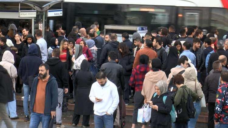 <p>Yaşanan yağışlı havalar ardından kentte sabah saatleriyle birlikte trafik ve yoğunluk oluştu. </p>
