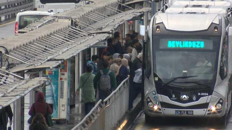 <p>İşlerine ve okullarına gitmek için Cevizlibağ Atatürk Öğrenci Yurdu Tramvay Durağı ve Cevizlibağ Metrobüs duraklarında inmek ve binmek isteyenler vatandaşlar zaman zaman zorlandı.</p>