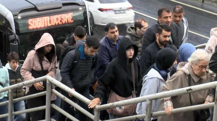 <p>Arızaya müdahale eden görevlilerin çalışmasının ardından saat 09.00 sıralarında turnikeler yeniden çalışmaya başladı.</p>