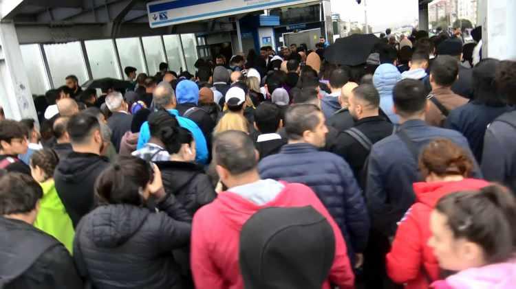 <p>Avcılar’da metrobüs durağındaki turnikelerin bir kısmında arıza meydana geldi. Yolcular geçiş yapamayınca, yaklaşık 1.5 saat süreyle turnikenin önünde yoğunluk oluştu</p>
