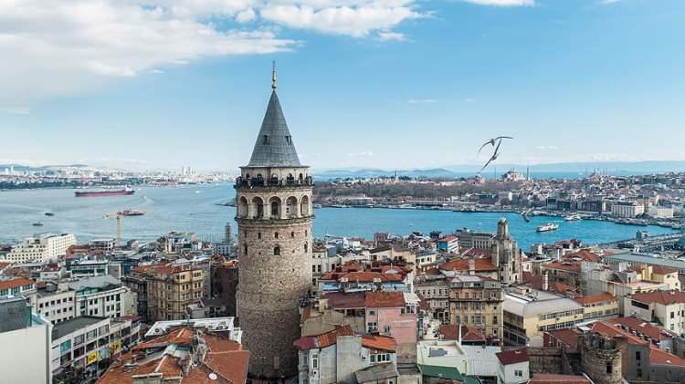 <p>İstanbul'da yüzyıllardır farklı amaçlar için kullanılan Galata Kulesi, Tarihi Yarımada'nın her noktasından görülüyor.</p>
