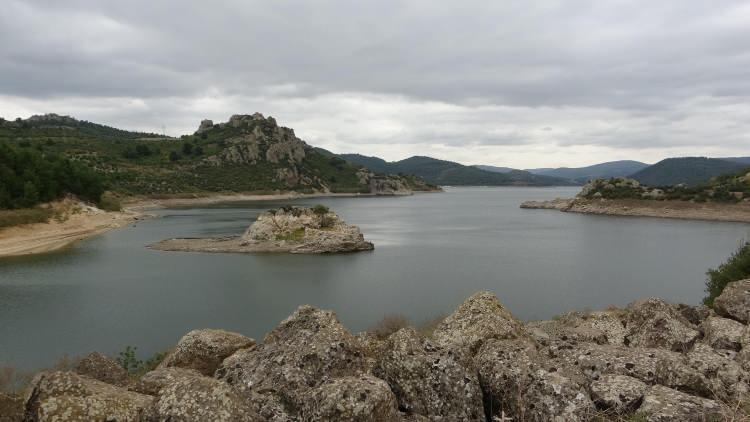 <p>Çanakkale merkezinin içme ve kullanma suyu ihtiyacını karşılayan, 54 milyon 115 bin metreküp su kapasitesine sahip Atikhisar Barajı'ndaki su seviyesi, kuraklık nedeniyle yüzde 32,3 seviyelerine düştü. </p>