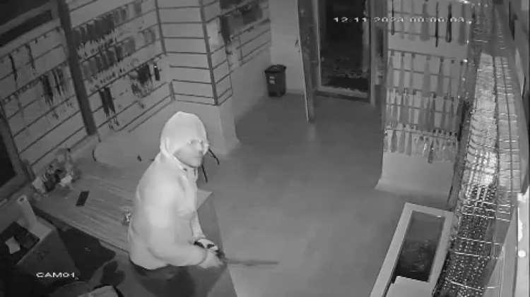<p>Ardından İş hanındaki dükkanlardan döviz, tesbih, altın, gümüş gibi toplam değeri 2 buçuk milyon lira olan malzemeyi çalarak kayıplara karıştı. </p>