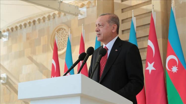 <p>Cumhurbaşkanı Aliyev, Karabağ'la ilgili her konuşmasında, Erdoğan'ın "Azerbaycan yalnız değildir" sözünün üçüncü güçlerin savaşa müdahil olmasını önlediğini belirterek, Türkiye'nin desteklerini hiçbir zaman unutmayacaklarını ifade etti.</p>