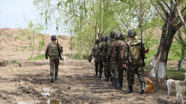 <p>Savaşta elde ettiği başarıyı diplomasi masasında da sürdürmeye kararlı olan Azerbaycan, Ermenistan'la barış elde etmek için girişimlerini sürdürdü.</p>
<p>Azerbaycan Ermenistan'a karşılıklı olarak birbirlerinin egemenliğini, toprak bütünlüğünü tanımak, toprak iddiasında bulunmamayı taahhüt etmek gibi ilkelerden oluşan şartlar temelinde barış anlaşması imzalamayı önerdi. Ermenistan bu şartları kabul ettiğini açıkladı.</p>