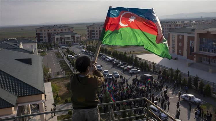 <p>Böylece, Ermenistan ile Azerbaycan arasında gelecekte barış anlaşması ile sonuçlanması beklenilen bir süreç başladı. Süreç, hem Rusya'nın hem ABD'nin hem de Avrupa Birliği'nin (AB) arabuluculuğunda üç yönlü yürütülüyor.</p>