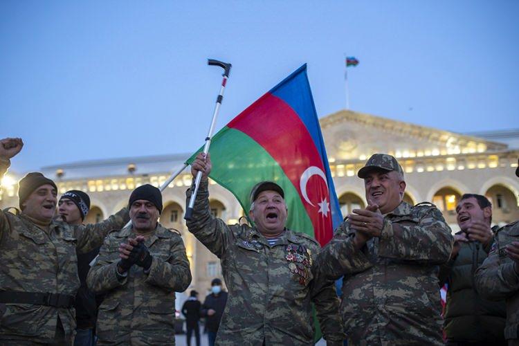 <p>Ermeni güçler, silahlarını Azerbaycan ordusuna teslim etti.</p>
