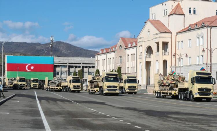 <p>Törende, Azerbaycan ordusunun savaşta ele geçirdiği, çalışır durumdaki tanklar, toplar, zırhlı araçlarla savaş meydanında vurularak işlevsiz hale getirilen silahlar da sergilendi. Ermenistan ordusundan ele geçirilen tankların namlularının mağlubiyet sembolü olarak aşağı indirildiği dikkati çekti.</p>