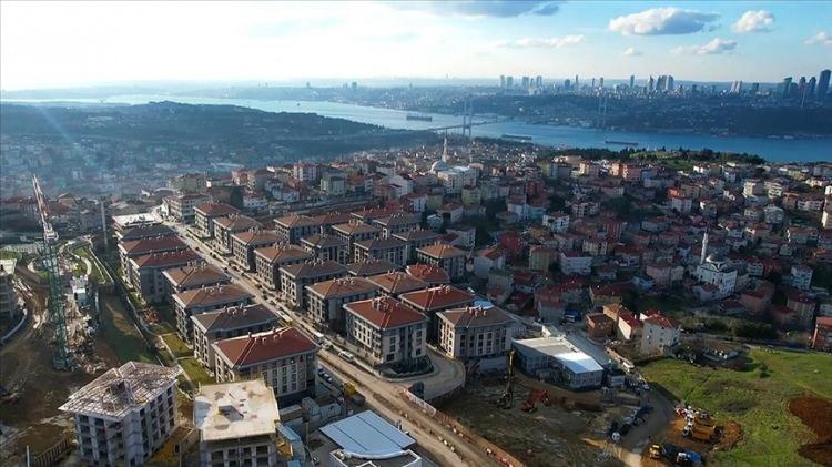 <p>Milliyet'in haberine göre, Genel Kurulda kabul edilen yasa ile 6 Şubat 2023 tarihinde Kahramanmaraş merkezli depremler nedeniyle genel hayata etkili afet bölgesi olarak kabul edilen yerlerde, bu depremlerin ve akabinde meydana gelen depremlerin etkisiyle oluşan hasarlarla bağlantılı olması kaydıyla, hak sahipliğine ilişkin işlemler hariç olmak üzere hasar tespit raporlarına dayalı olarak tesis edilen idari işlemlere karşı açılan iptal davalarında yeni usuller getiriliyor. Yargı süreçlerini hızlandırması amaçlanan düzenleme 10 soru, 10 yanıtta şöyle özetlendi. </p>