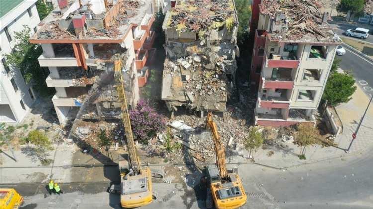 <p>1-) Kentsel dönüşüme ilişkin kurumsal yapılanma nasıl olacak?</p>
<p>Kentsel Dönüşüm Başkanlığı kurulacak ve özel bütçeli idare olarak teşkilatlandırılacak. Dünya Bankası tarafından finanse edilen kredinin Kentsel Dönüşüm Başkanlığı’na tahsisli olarak kullandırılmaya devam edilmesine yönelik düzenleme yapılıyor.</p>