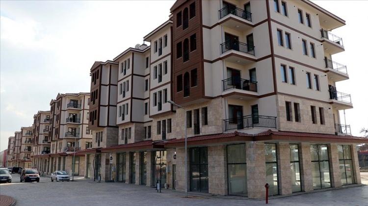 <p>2-) Riskli yapılar nasıl tespit edilecek?</p>
<p>Riskli yapı tespiti, Kentsel Dönüşüm Başkanlığı veya idarece resen yapılabilecek. Uygulamada bazı maliklerce veya kiracılarca riskli yapı tespiti yapılmasının engellendiği ve kendi bağımsız birimlerinden tespit için numune alınmasına müsaade edilmediği görüldüğünden, riskli yapı tespitinin, gerekmesi halinde mülki idare amiri tarafından verilecek yazılı izine istinaden yeterli kolluk kuvveti marifetiyle kapalı kapılar veya alanların açtırılması suretiyle yapılabilmesine imkan getirilecek.</p>