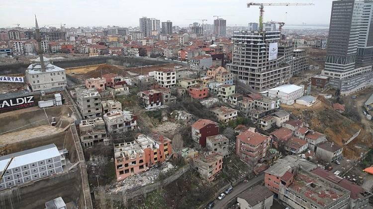 <p>3-) Riskli yapıları yıkma yetkisi kimde olacak?</p>
<p>Riskli yapıların yıktırılması konusunda Çevre, Şehircilik ve İklim Değişikliği Bakanlığı’na verilen görev ve yetkiler de bundan sonra Kentsel Dönüşüm Başkanlığı’nca kullanılacak. Riskli yapıların yıktırılması için maliklere tek seferde 90 günden fazla olmamak üzere süre verilecek.</p>