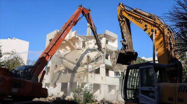 <p>4-) Yıkım süreci nasıl işleyecek?</p>

<p>Riskli yapıların tahliyesine ve yıktırılmasına ilişkin olarak ayni ve şahsi hak sahiplerine yapılacak tebligat, tahliye ve yıktırmaya ilişkin tutanağın yapıya asılması, maliklere E-devlet üzerinden bildirilmesi ve ilgili muhtarlıkta 15 gün süreyle ilan edilmesi suretiyle yapılacak. Tahliye ve yıktırmaya ilişkin işlem, muhtarlıkta yapılan ilanın son günü ayni ve şahsi hak sahiplerine tebliğ edilmiş sayılacak.</p>
