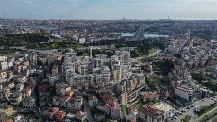 <p>5-) Süreç tıkanırsa nasıl hızlandırılacak?</p>
<p>Riskli yapı tespiti, Kentsel Dönüşüm Başkanlığı’nca talep edilmesi halinde mülki idare amiri tarafından verilecek yazılı izne istinaden yeterli kolluk kuvveti marifetiyle resen yapılabilecek. Verilen sürede yapıların tahliye edilmemesi durumunda, mülki idare amiri tarafından verilecek yazılı izne istinaden yeterli kolluk kuvveti marifetiyle tahliye ve yıktırmaya yönelik iş ve işlemler, Kentsel Dönüşüm Başkanlığı’nca yapılabilecek.</p>