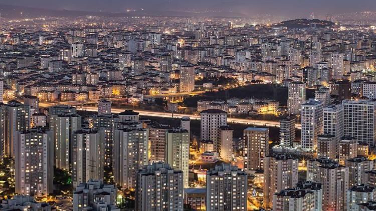 <p>6-) Yıkım masrafını kim ödeyecek?</p>
<p>Kentsel dönüşümlerde, yapı ruhsatı alınması da dahil olmak üzere tüm iş ve işlemler, hisseleri oranında maliklerin salt çoğunluğu ile aldığı karara istinaden yapılabilecek. Salt çoğunluk ile karar alan malikler tarafından, alınan karar ile anlaşma şartlarını ihtiva eden teklifin salt çoğunlukla alınan karara katılmayan maliklere, noter vasıtasıyla veya ilgili muhtarlıkta 15 gün süre ile ilan edilmek suretiyle bildirilecek. Başkanlık veya idare tarafından yapılan veya yaptırılan riskli yapı tespit, tahliye ve yıktırma masrafları, hisseleri oranında maliklerden tahsil edilecek.</p>