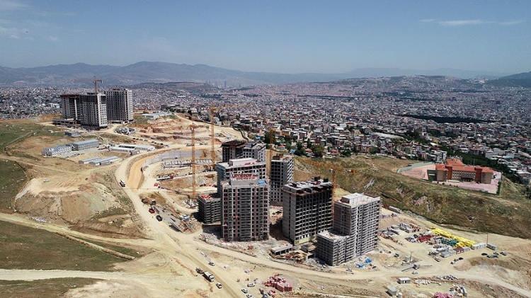 <p>7-) Hak sahiplerine taşınmazın değeri nasıl verilecek?</p>
<p>Hak sahipliği çalışmaları, hak sahibinin mevcut taşınmazının değeri ile yeni yapıda hak sahibine verilecek konut veya iş yerinin değeri gözetilerek veya Başkanlıkça karar alınması halinde kat karşılığı, hasılat paylaşımı ve benzeri usullerle yürütülecek. Hak sahibinin borçlanmasının gerekmesi durumunda, borçlanma bedeli üzerinden hak sahibi ile sözleşme yapılacak ve borçlanma bedelinin tamamı ödenmeden tapuda devredilemeyecek.</p>