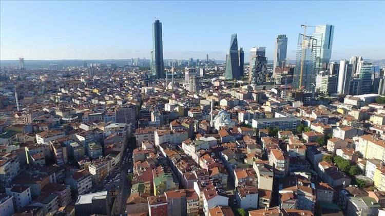 <p>8-)Yasa, dar gelirlilere hangi kolaylığı sağlayacak?</p>
<p>Yoksul veya dar gelirli olarak kabul edilenlere verilecek bağımsız bölümler için hak sahibinin borçlanmasının gerekmesi fakat hak sahibinin borçlanma bedelini ödeyecek mali gücünün olmaması durumunda, hak sahibi adına isabet eden bağımsız birimin tapuda hak sahibi ile başkanlık adına paylı mülkiyet esaslarına göre tescil edilmesi mümkün olduğundan, böyle bir durumda hak sahibinin üzerine kayıtlı ikamet edebileceği konut nitelikli başka bir gayrimenkulü yok ise bu bağımsız bölümler üzerinde hak sahibine ve hak sahibi evli ise işlem yapıldığı tarihteki eşine oturma hakkı tanınacak.</p>
