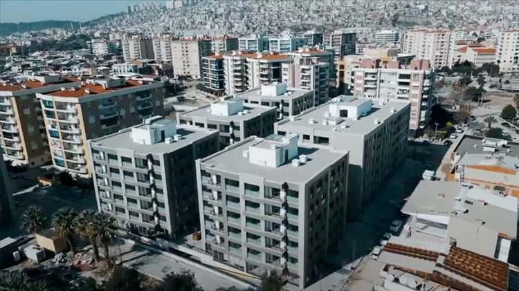 <p>9-) Rezerv yapı alanı düzenlemesi nasıl olacak?</p>
<p>Yasayla “rezerv yapı alanı” tanımı değiştirilecek. Rezerv yapı alanı, yeni yerleşim alanı olarak kullanılmak üzere belirlenen alanlar olarak tanımlanıyordu. Bazı yasal süreçlerde tanımın halihazırda yerleşim alanı olan yerleri içermediği tespit edildi, bunun üzerine yerleşim yerlerinde yer alan parsellerin de rezerv yapı alanı olarak belirlenebilmesinin yolu açıldı.</p>