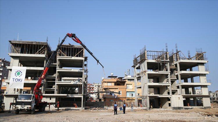 <p>Öte yandan Türkiye’deki yapılar toplam 36 milyon bağımsız bölümden oluşuyor.</p>
<p>- Bunların 6 milyonu riskli yapı statüsünde. </p>
<p>- 2 milyon bağımsız bölümün ise acil dönüştürülmesi gerekiyor.</p>