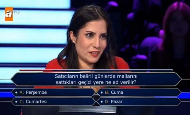 <p>Daha sonra ikinci soru olan, "Satıcıların belirli günlerde mallarını sattıkları geçici yere ne ad verilir?" sorusu soruldu. Şıklarda, A: Perşembe, B: Cuma, C: Cumartesi ve D: Pazar yer alıyordu.</p>
<p> </p>