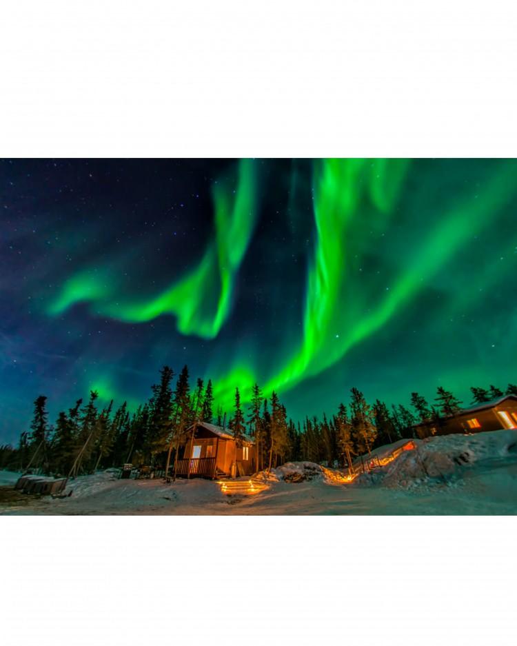 <p>Kuzey enlemlerde bu etki aurora borealis veya kuzey ışıkları olarak adlandırılır. </p>