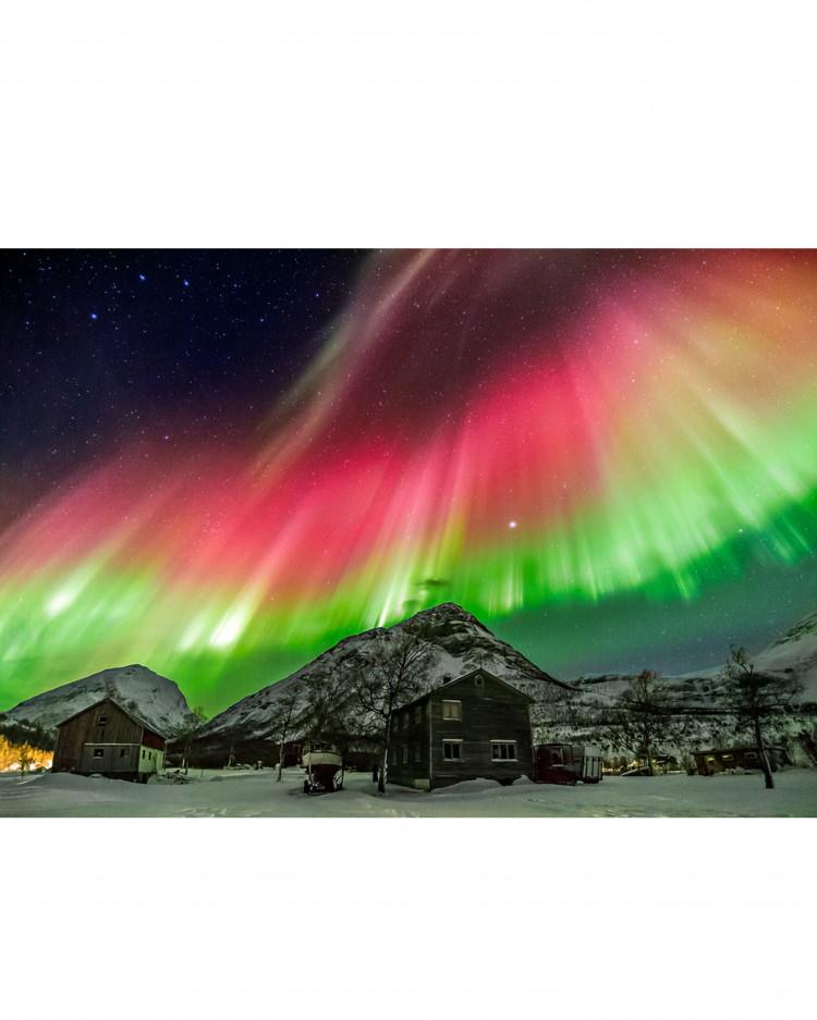 <p>Güney enlemlerindeki aurora australis (güney kutup ışıkları) oluşumu da benzer özelliklere sahiptir; ancak Antarktika’da, Güney Amerika’da ve Avustralya’da daha yüksek enlemlerden görülebilir.</p>