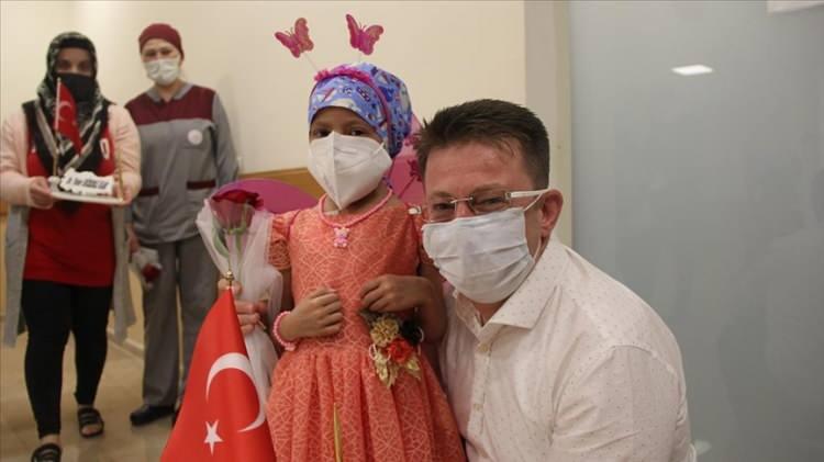 <p><span style="color:#800000"><strong>Kök hücre tedavisi için ilk olarak hastanın kardeşi ve akrabaları gibi uyum sağlanabilecek yakınlar aranıyor. Eğer bu kişilerde beklenen uyum sağlanmaz ise bağış yoluyla verilen kök hücreler devreye sokuluyor. Lösemi olmak üzere birçok hastalığın tedavisi için kullanılan bu yöntem ile pek çok hasta sağlığına kavuşabiliyor.</strong></span></p>