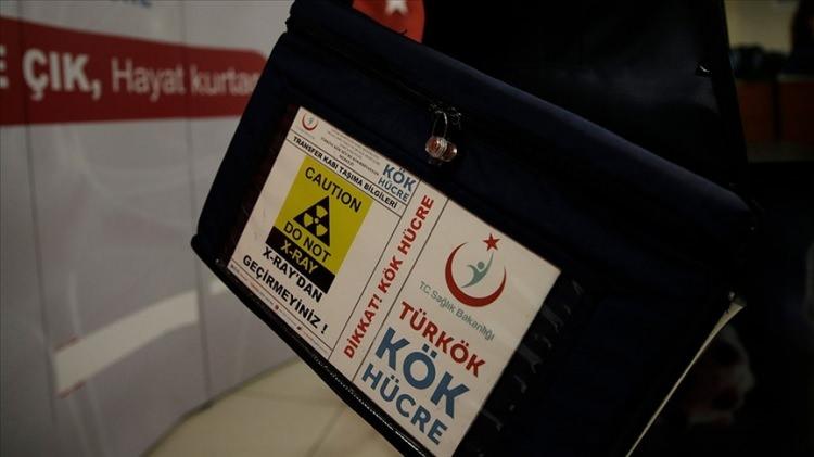 <p><span style="color:#000080"><strong>TÜRKÖK'ün büyük başarısı</strong></span></p>
<p><span style="color:#800000"><strong>Türkiye’de kök hücre bağışı denilince akla gelen ilk adres Türkiye Kök Hücre Merkezi </strong></span><span style="color:#0000CD"><strong>"TÜRKÖK"</strong></span><span style="color:#800000"><strong> oluyor. </strong></span><span style="color:#0000CD"><strong>2015 </strong></span><span style="color:#800000"><strong>yılından beri kemik iliği nakli bekleyen hastalar ile bağışçıları buluşturan TÜRKÖK bugüne kadar yaklaşık </strong></span><em><span style="color:#0000CD"><strong>1 milyon</strong></span></em><span style="color:#800000"><strong> kişinin kök hücre bağışçısı oldu.</strong></span></p>