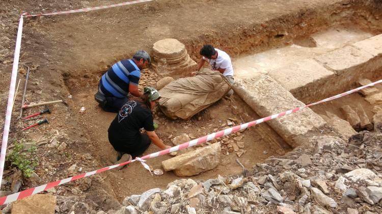 <p>Tarihi dokusu ile 2000 yıl öncesine ait birçok iz barındıran kentte ekipleri heyecanlandıran yeni keşifler de yaşanıyor. Son olarak antik kentin liman hamamı ve çevresinde yürütülen arkeolojik kazılarda Roma Dönemi'ne ait giyimli bir kadın heykeli bulundu.</p>
