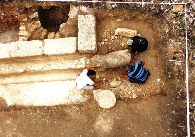 <p><strong>"ZAMAN KAPSÜLÜ GİBİ!"</strong></p>

<p> </p>

<p>Kazı Başkanı Prof. Dr. Mehmet Tekocak, "Burası Anemurium antik kenti. Mersin'in Anamur ilçesinde yaklaşık kent merkezine 10 kilometre uzaklıkta, ağırlıklı M.S. 2. yüzyıldan 6. yüzyıla kadar yapımların yoğun bulunduğu bir kent. Biz burayı şöyle adlandırıyoruz, adeta bir zaman kapsülü gibi. Buraya girdiğiniz an tam 1800 yıl öncesine ışınlanıyorsunuz. Kentin kuruluş tarihçisiyle ilgili farklı rivayetler olmakla beraber biz arkeologlar işe elimizdeki somut bilgilere bakarak konuşuruz. Elimizdeki veriler kentteki mimari kalıntıların en erken MÖ 2. Yüzyıla, buluntuların ise MÖ 5. Yüzyıla kadar gittiğini göstermektedir. Yani, kentin 2500 yıl öncesinde varlığını net olarak biliyoruz. Hititlere kadar gittiği de söyleniyor ama bununla ilgili henüz bir bilgimiz yok" dedi.</p>
