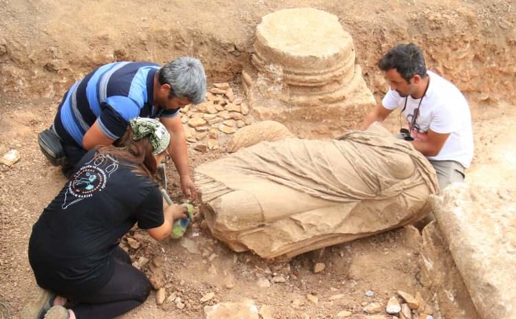 <p>Bulunan heykelin antik kent için özel olduğuna dikkat çeken Prof. Dr. Tekocak, "Anemurium Antik Kentin de birinci dönem kazıları diyelim, yani bizden önceki ekipler tarafından yapılan kazılarda da böyle bir heykel bulunmadı. Yani şuan bizim en anıtsal buluntumuz bu yapı içinde çıkmış durumda. İlk defa bulundu, ilk kez. Zaten bizi heyecanlandıran o. Tüylerim diken diken oldu. Çünkü çok güzel bir duygu. Buraya gelip ilk gördüğümde de oturup saatlerce izledim. Tabi ki bizim için bütün buluntular tarihi açıdan çok önemli ama böyle anıtsal olduğu zaman ve bir de insanla alakalı daha fazla veri verecek bir şey olduğu zaman bizim için çok daha büyük önem arz ediyor" diyerek sözlerini tamamladı.</p>
