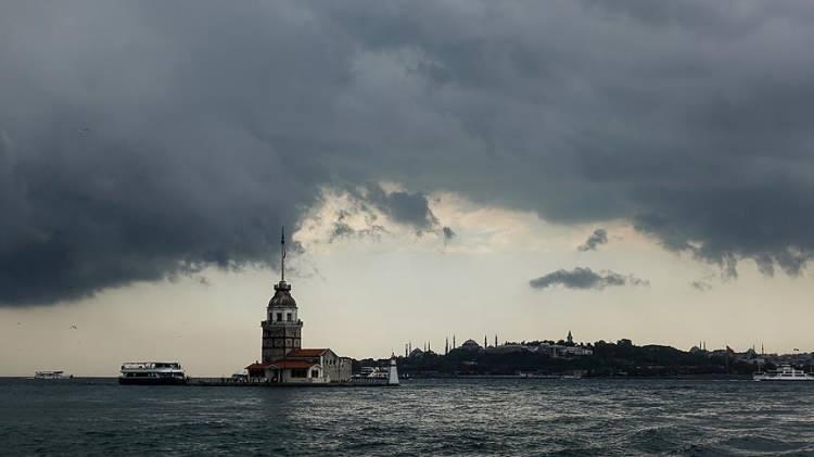 <p>AKOM UYARDI</p>
<p>AKOM tarafından sosyal medya hesabından, "11-12 Kasım Fırtına ve Yağış uyarısı" başlığıyla yapılan açıklama ise "İstanbul'da, lodos yönlü rüzgarın cumartesi öğle saatlerinden sonra şiddetini artıracağı, akşam saatlerinden itibaren ise kısa süreli hamlelerle 'kuvvetli fırtına şeklinde etkili olması bekleniyor. Beraberinde ise kuvvetli gök gürültülü sağanak yağmur geçişi' yaşanacağı tahmin ediliyor. Fırtına ve yağışlı havanın, pazar günü sabah erken saatlerden sonra bölgemizi terk edeceği ön görülmektedir" denildi.</p>