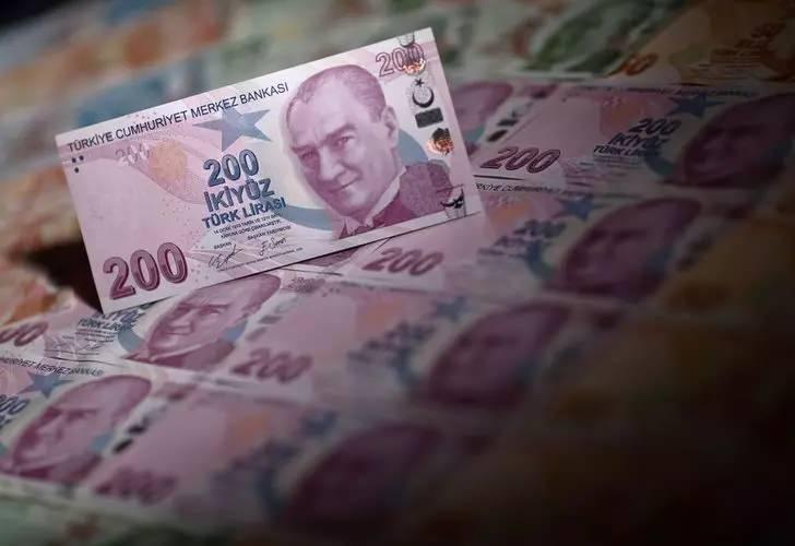 <p>Asgari ücret, yüzde 35 oranında zam yapılması durumunda 3 bin 990 lira artarak 15 bin 392 lira olacak. Asgari ücrete gelen zam oranı yüzde 40 olursa maaş 4 bin 560 lira artarak 15 bin 962 lira olacak. </p>