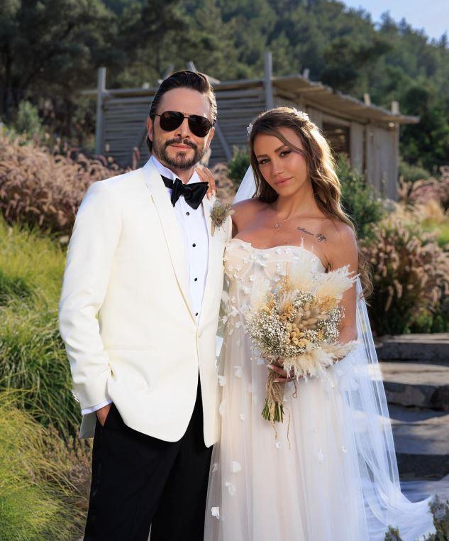 <p><span style="color:#B22222"><strong>"LCV OLARAK ÇAĞRILDIĞIM DÜĞÜNLERE GİTMİYORUM"</strong></span></p>

<p><strong>Yaz başında Bodrum'da evlenen Ahmet Kural'ın düğününe neden katılmadığı sorulan başarılı oyuncu <span style="color:#B22222"><em>"Ben LCV (Katılım durumu belirtme zorunluluğu) olarak çağrıldığım hiç bir yere gitmem. Bu kermes de olur, gala da olur, düğün de olur. Maddi anlaşmazlık söz konusu değil, manevi anlaşmazlıklar olabilir. Ama kardeşler arasında kırgınlık olmaz. Ben kendi başıma bir yolculuk yapmak istiyorum. Instagram'da takipleşiyoruz"</em></span> ifadelerini kullanmıştı. </strong></p>
