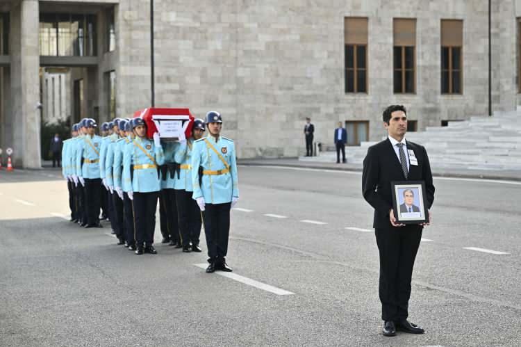 <p>Aktaş'ın cenazesi, Kocatepe Camisi'nde kılınacak öğle namazının ardından Gölbaşı Mezarlığı'nda toprağa verilecek.</p>
