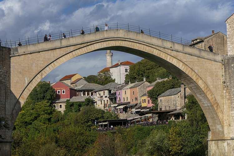 <p>Bosna Hersek'in yeşillikleri ve doğasıyla ünlü Hersek bölgesinde bulunan ve Mostar şehrine ismini veren tarihi köprünün yıkıldığı tarih, kentte yaşayanlar tarafından "kara gün" olarak hatırlanıyor.</p>

