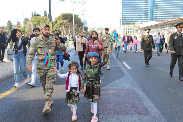 <p>Bildiri gereği Ermenistan ordusu Ağdam, Kelbecer ve Laçın illerini de terk etmek zorunda kaldı.</p>
