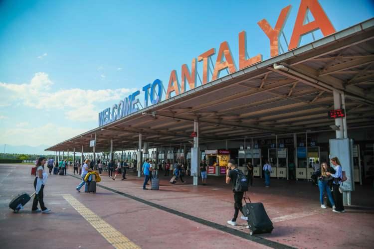 <p>Turizm kenti Antalya, her yıl milyonlarca yerli ve yabancı tatilciye ev sahipliği yapıyor. 640 bin yatak kapasiteli 5 yıldızlı turizm tesislerine gelen tatilciler, deniz, kum ve güneşin keyfini çıkarıyor.</p>
