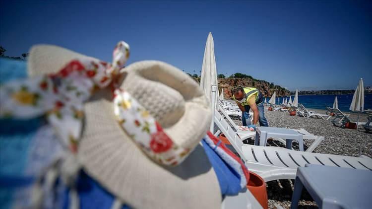 <p>Deprem ve genel seçimlerin turizm sezonunun ilk dönemlerine denk gelmesi nedeniyle sezona geç giriş yapan turizmciler, havanın mevsim normalleri üzerinde sıcak seyretmesinden dolayı sezonun uzayacağı öngörüsünde bulundu.</p>
