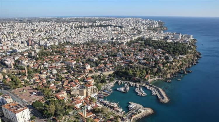 <p>Kemer Turistik Otelciler ve İşletmeciler Birliği (KETOB) Başkanı ve ilçedeki bir otelin genel müdürü Dinçer Sarıkaya ise ilçedeki otellerin birçoğunun sezonu sonlandırıp tesisleri kapattıklarını söyledi. Sarıkaya, “Bütçe geliri anlamında hedeflere yaklaştık. Şu dönemde Kemer'deki otellerin yüzde 50'ye yakını kapandı" dedi. Kemer'deki açık otellerin yüzde 75 oranında dolu olduğunu ve yüzde 50'sinin iç pazar olduğunu kaydeden Sarıkaya, “4 kişilik aileler için çeşitli fiyat çalışmaları var. Çocukları ücretsiz düşünürken kişi başı 4-5 bin liraya bölgede tatil yapabilirler" diye konuştu.</p>